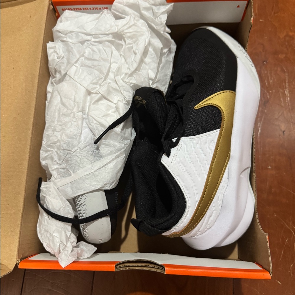 Nike Kids Team Hustle D 10 Basketball shoes - Picture 4 of 4